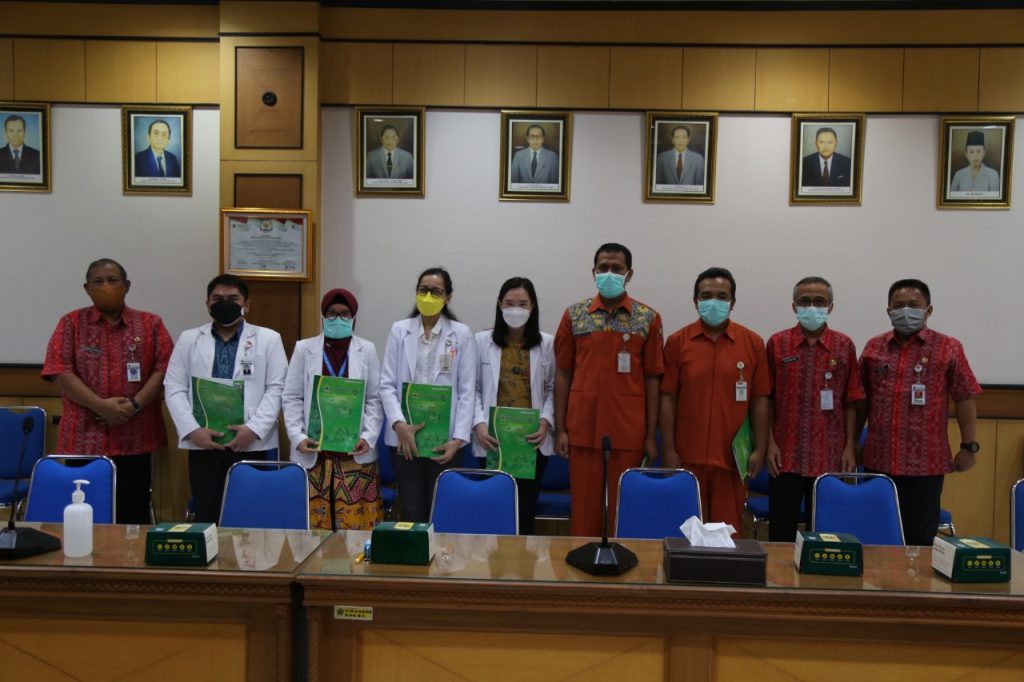 Penyerahan SK Direktur Kepala Instalasi dan Ketua Kelompok Staf Medis